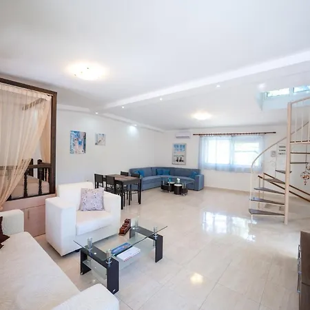 Artemis - Pool And Garden דירה