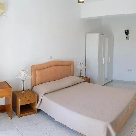 Artemis - Pool And Garden