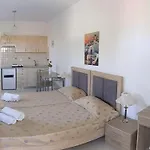 Artemis - Pool And Garden דירה