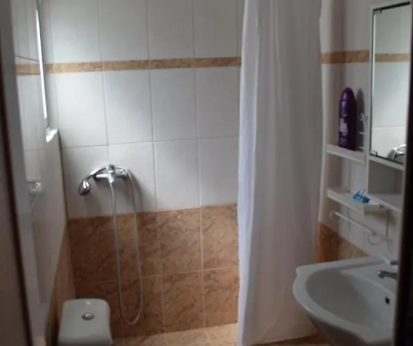 Artemis - Pool And Garden