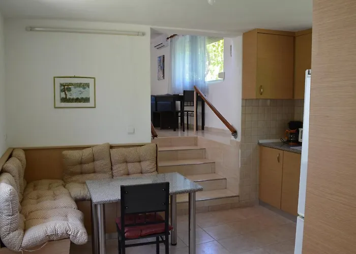 Artemis - Pool And Garden Apartment *